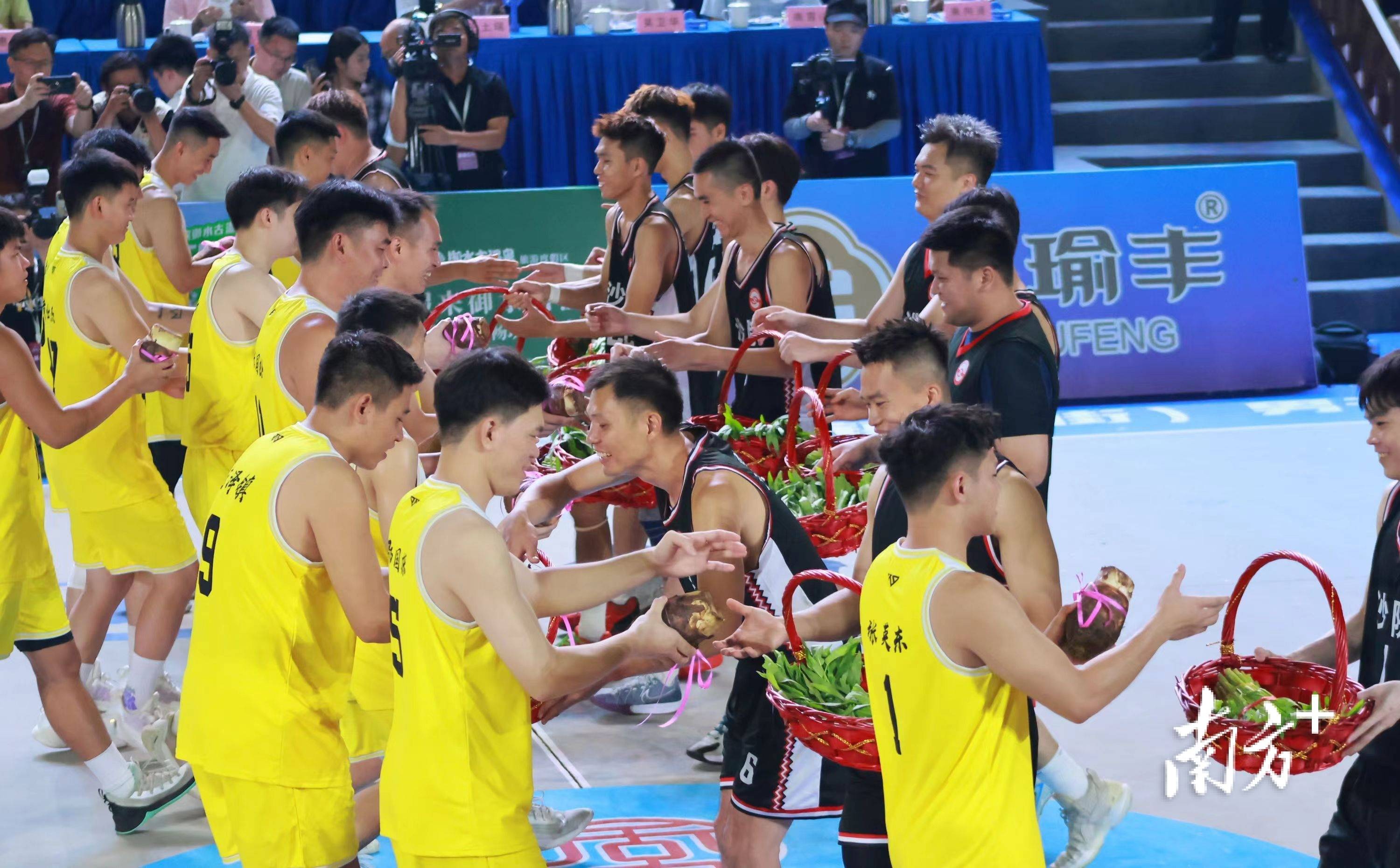 乐鱼-顶级篮球职业赛事吸引众多球迷驻足观看的简单介绍