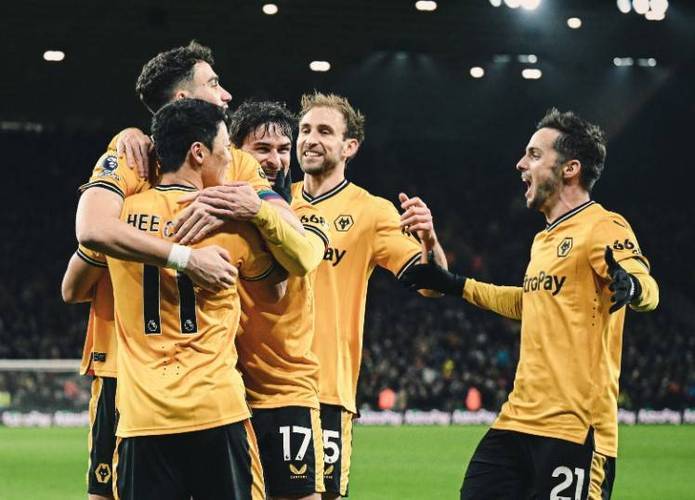 狼队主场轻取阿斯顿维拉,留住保级希望 狼队主场轻取阿斯顿维拉,留住保级希望